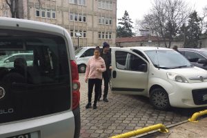 17 yaşındaki kıza fuhuş yaptırdığı &ouml;ne s&uuml;r&uuml;len kadın adliyede
