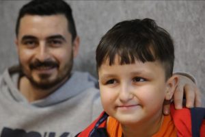 Karaciğerinden par&ccedil;a veren dayısı 's&uuml;per kahramanı' oldu