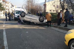 Bursa'da ara&ccedil; takla attı; 2 yaralı (&Ouml;ZEL HABER)