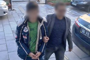Park halindeki minib&uuml;sten hırsızlık yapan ş&uuml;pheli tutuklandı