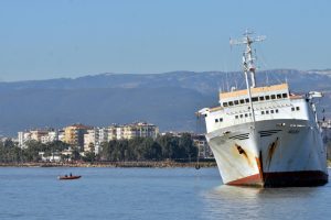 Mersin'de karaya oturan gemide sızıntı incelemesi