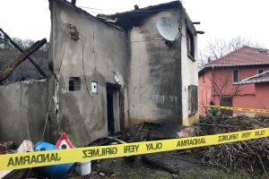 91 yaşındaki kadın, yanan evin enkazında aranıyor