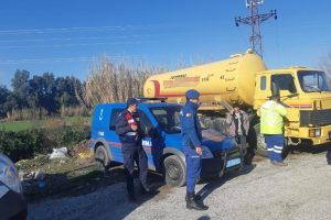 Sıvı atıkları dereye d&ouml;kerken yakalandılar
