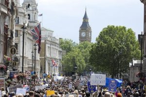 Son ankete g&ouml;re Brexit taraftarları g&uuml;&ccedil; kaybediyor