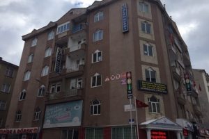 Yolda y&uuml;r&uuml;yen kadının kafasına sarkıt d&uuml;şt&uuml;