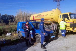 Vidanj&ouml;rdeki atıkları dereye d&ouml;kerken yakalandı