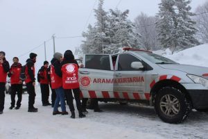Bursa'da hayvanlar i&ccedil;in yiyecek bırakıp, sağlık durumlarını kontrol ettiler