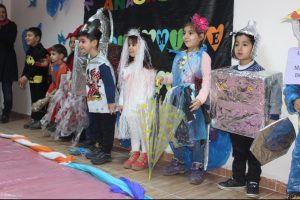 &Ouml;ğrenciler atık malzemelerle defile d&uuml;zenledi