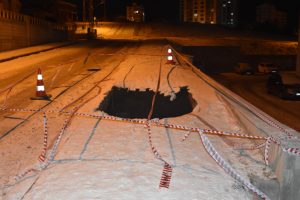 Kaldırım &ccedil;&ouml;kt&uuml;, 2 metrelik &ccedil;ukur oluştu
