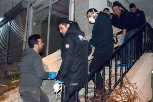 Koku yayılan evdeki bazadan kadın cesedi &ccedil;ıktı