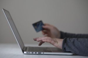 Ele ge&ccedil;irdikleri kredi kartı bilgileriyle internette alışveriş yapmışlar