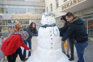 Tıp fak&uuml;ltesi &ouml;ğrencilerinden kardan doktor