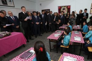 Bakan Sel&ccedil;uk, birinci sınıf &ouml;ğrencilerine karnelerini dağıttı