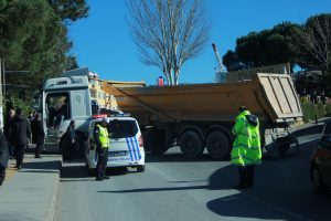 Arıza yapan hafriyat kamyonu yolu trafiğe kapadı