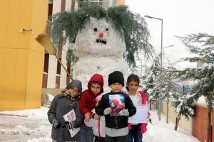 Okul m&uuml;d&uuml;r&uuml;nden &ouml;ğrencilere karne g&uuml;n&uuml;nde s&uuml;rpriz