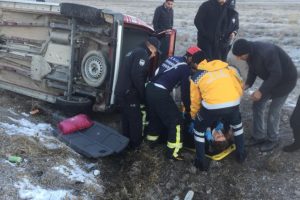 Ara&ccedil;ta sıkışan s&uuml;r&uuml;c&uuml;y&uuml; itfaiye ekipleri kurtardı