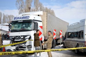 TIR ile yolcu minib&uuml;s&uuml; &ccedil;arpıştı: 1'i ağır 10 yaralı