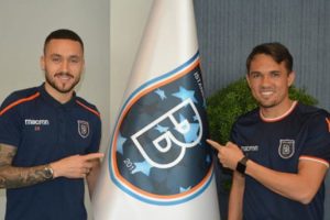 Başakşehir resmen a&ccedil;ıkladı! 2 imza birden...