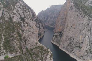 T&uuml;rkmen gencin cesedi bug&uuml;n de kayalıklardan alınamadı