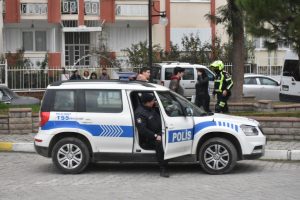 Hemzemin ge&ccedil;itte intihara kalkışan gen&ccedil; kızı, g&ouml;revli kurtardı