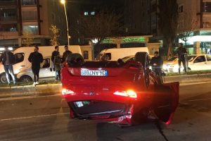 Takla atan l&uuml;ks otomobilden burnu bile kanamadan &ccedil;ıktı