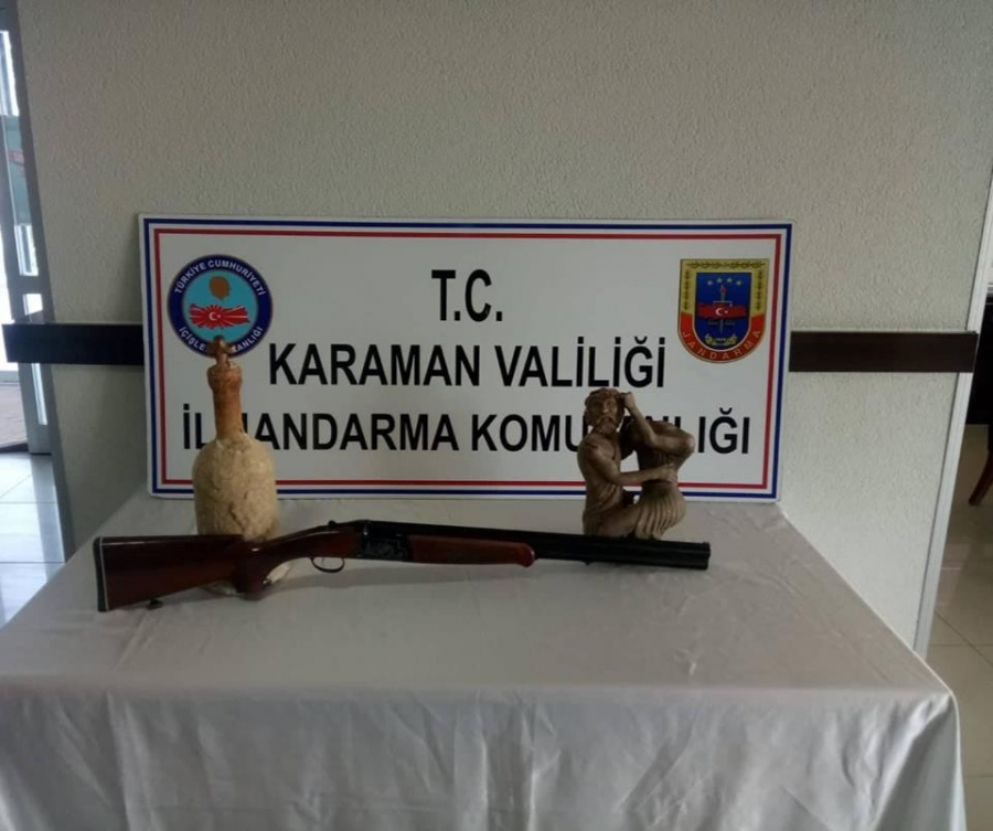 Jandarma, otomobilde tarihi eser ile t&uuml;fek ele ge&ccedil;irdi