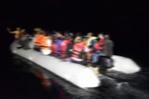 Akdeniz'de 20 d&uuml;zensiz g&ouml;&ccedil;menin bulunduğu bot battı
