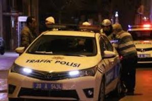 Alkoll&uuml; s&uuml;r&uuml;c&uuml; uygulama yapan polise &ccedil;arptı