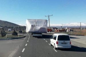 Kasasından taşan y&uuml;k yolu trafiğe kapattı!