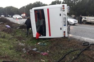 Tarım iş&ccedil;ilerini taşıyan otob&uuml;s devrildi: 17 yaralı