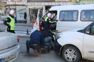 Polis otosuna &ccedil;arpıp ka&ccedil;an s&uuml;r&uuml;c&uuml;, trafiği birbirine kattı
