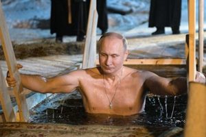 Vladimir Putin buz gibi suya girdi