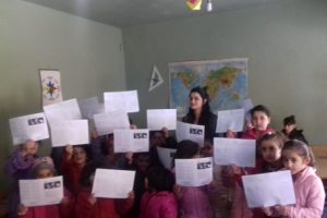 Karne dağıtmak i&ccedil;in at sırtında k&ouml;y okuluna gitti