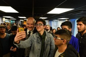 İ&ccedil;işleri Bakanı Soylu, Mardin'de gen&ccedil;lerle bir araya geldi