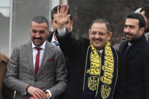 &Ouml;zhaseki, "Reis'i ara" sloganına kayıtsız kalmadı