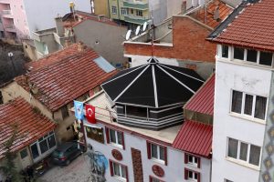 İki katlı binanın &ccedil;atısına otağ kuruldu