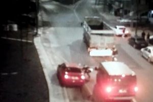 Polise &ccedil;arpıp yaralayan s&uuml;r&uuml;c&uuml; tutuklandı