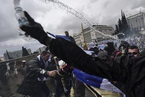 Yunanistan'da olaylı protesto: Makedonya Yunan'dır, elinizi &ccedil;ekin