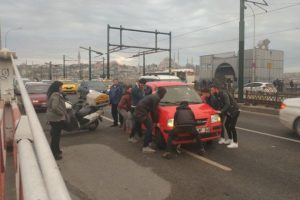 Arıza yapan aracı g&ouml;ren vatandaşlar seferber oldu