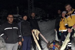 &Ccedil;atıdan d&uuml;ş&uuml;p yaralanan kişi i&ccedil;in seferber oldular