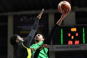 Siyah TOFAŞ'lılar galibiyete uzandı