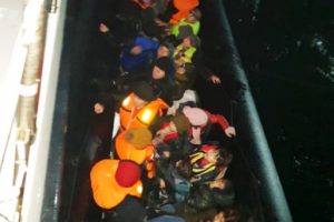 Yardım çağrısı yapılan lastik botta 41 kaçak göçmen kurtarıldı