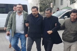 Cinsel ilişki vaadiyle kandırarak boş senet imzalattıran 4 ş&uuml;pheli adliyede
