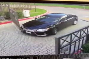 S&uuml;r&uuml;c&uuml;n&uuml;n demir kapılarla m&uuml;cadelesi g&uuml;ld&uuml;rd&uuml;