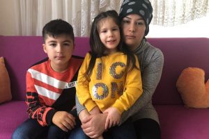Mağazada alışveriş yapan &ccedil;ocuğu k&ouml;pek ısırdı
