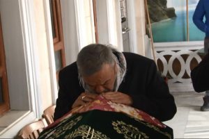 Annesinin tabutuna sarılıp g&ouml;zyaşı d&ouml;kt&uuml;