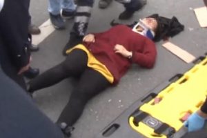 Gen&ccedil; kadın giden ara&ccedil;tan kendini attı