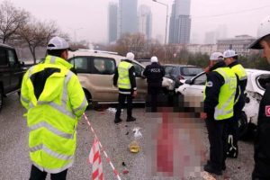 Kaza sonrası inip tartışmaya başladılar, sonrası korkun&ccedil;!