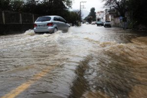 Bodrum'da duvarlar &ccedil;&ouml;kt&uuml;, evleri su bastı