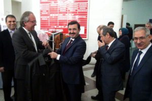 Bursa Cumhuriyet Başsavcısı Kuş, sergi a&ccedil;ılışında deri ceket sattı